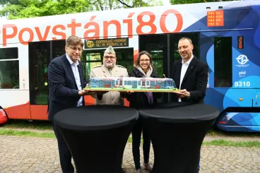 Do pražských ulic vyjela speciální tramvaj odkazující na výročí 80 let od Pražského povstání