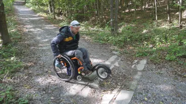 Lesní trasy pro hendikepované upravují a vyznačují Lesy ČR