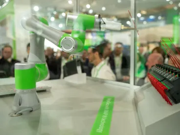 Schneider Electric na Hannover Messe prezentoval inovace pro průmysl budoucnosti, zaujala zejména autonomní výroba ovesného mléka