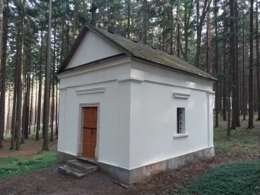 Nedávná ruina lesní kaple u Poličky je dnes místem k rozjímání