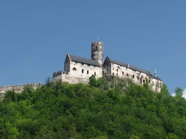 Novou lanovku na hrad Bezděz bezpečně řídí technologie Schneider Electric, člověka do přepravy nepustí