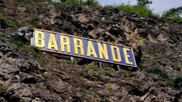 Národní muzeum vrátilo zrestaurovanou historickou pamětní desku BARRANDE zpět na Barrandovské skály