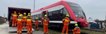 Hasiči se seznámili s naším 66 tun těžkým Stadlerem, vyzkoušeli si i nakolejování