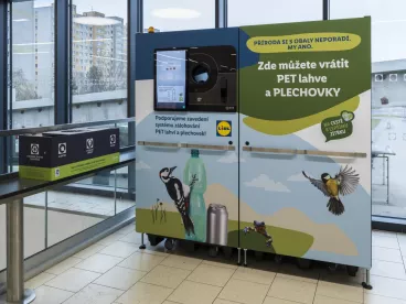 Lidl spouští provoz nového automatu na zpětný odběr PET lahví a plechovek v Praze 11