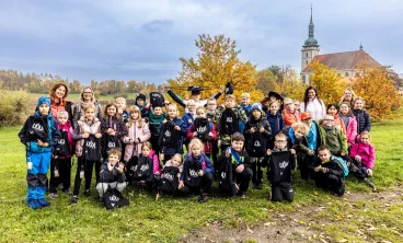 V řece Bílině plave půl tuny nových ryb, vypustili je tam litvínovští školáci