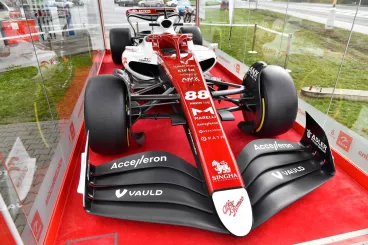 Formule 1 opět v Česku. Monopost týmu Alfa Romeo F1 Team ORLEN startuje turné po čerpacích stanicích