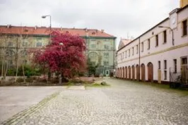 Zastupitelé schválili majetkové směny se státem. Praha má díky tomu příležitost zachránit a smysluplně využít Karlínská kasárna