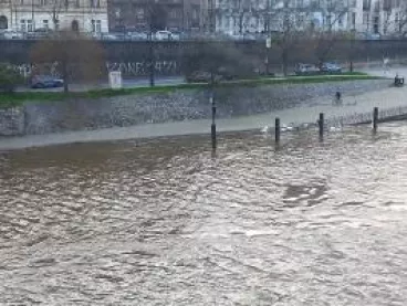 Povodňová aktivita v Praze trvá. Na základě dobrých vyhlídek se ale otevřou náplavky