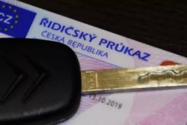 Registr řidičů je aktuálně přetížený. Žadatelé však mají možnost on-line rezervace návštěvy nebo podání své žádosti přes Portál dopravy, aby se vyhnuli čekání