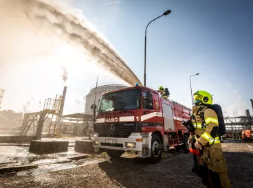 V největším chemickém závodě se cvičilo. ORLEN Unipetrol prověřil nastavený havarijní plán a součinnost hasičů