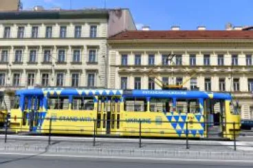 Praha vypravila unikátní tramvaj v národních barvách Ukrajiny