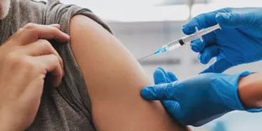 V EU je proti chřipce očkována polovina seniorů, v Česku zhruba čtvrtina. Očkování mají přitom plně hrazeno