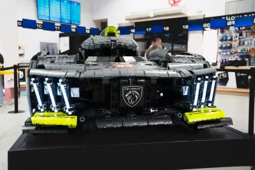 Alza v pražském Showroomu představí v měřítku 1:1 realistický model auta LEGO® PEUGEOT Le Mans