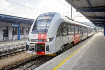 Na tratích ve středních Čechách jezdí už šest RegioFoxů v barvách PID
