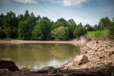 Ministr zemědělství na Přerovsku: Hráz rybníka v Šišmě je po bleskových povodních zabezpečená, dlouhodobým řešením mohou být pozemkové úpravy