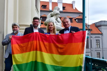 Začal festival Prague Pride, Praha vyvěsila duhovou vlajku