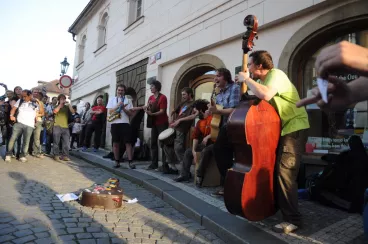 Praha chystá změnu vyhlášek o buskingu a žebrání, omezí se žebrání a busking se zvířaty