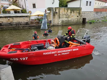 Hlavní město vyzývá pořadatele ke zrušení venkovních akcí v následujících dnech po celé Praze. V pátek začnou platit pro Pražany omezení na náplavkách a uzavřou se vrata na Čertovce