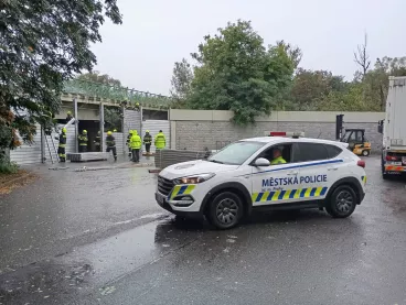 Na Vltavě byla zastavena plavba, lodě se přesouvají do ochranných přístavů. Praha vyzývá obyvatele k omezení veškerých venkovních volnočasových aktivit