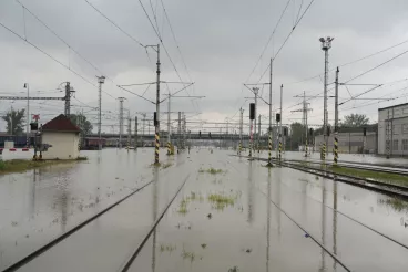 Po povodních uzavřeno téměř 60 úseků, hasiči Správy železnic pomáhali s evakuacemi