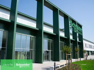 Schneider Electric reaguje na zvýšení poptávky po zakázkové výrobě a otevírá novou chytrou továrnu v Maďarsku