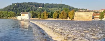 Protipovodňová opatření v Praze zůstávají v platnosti. Na náplavky je stále uzavřen vstup, plavba na Vltavě je i nadále zastavena