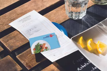 TICKET RESTAURANT CARD INDEX: ZA OBĚD V RESTAURACI PLATÍME O PĚT KORUN VÍCE NEŽ LONI