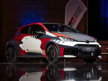 Speciální edice GR Yaris Ogier a Rovanperä Edition se vydražily za celkem 9 500 000 korun