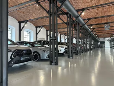 Prodejce Toyoty Autostyl otevřel v Trutnově unikátní prémiový showroom pro ojeté vozy