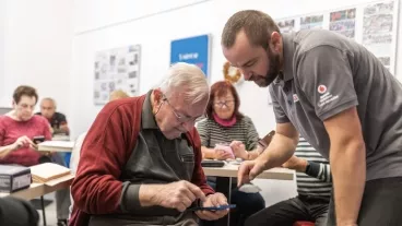 Program Digitální odysea pomáhá zdarma seniorům vyznat se v online světě. V Česku ho využilo už přes 50 tisíc lidí