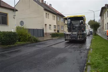 Opravy Brandlovy ulice se daří urychlit. Hotovo bude téměř o dva týdny dříve