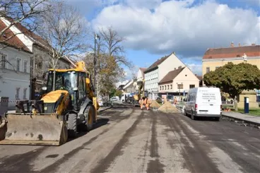 Opravy povrchů komunikací pokračují v Milíčově ulici. Pozor na dvoudenní uzavírku křižovatky na Masarykově náměstí!