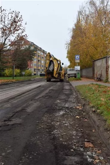 Opravy komunikace U Cihelny budou pokračovat pokládkou povrchu