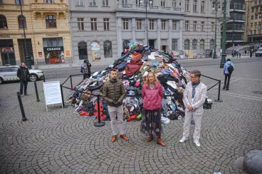 Na náměstí Republiky byla navezena hromada hadrů. Upozorňuje na problematiku textilního odpadu ve městech