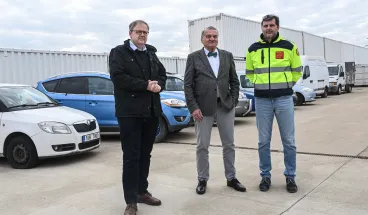 Praha darovala osm vozidel neziskové organizaci Neohnutí pro využití na Ukrajině