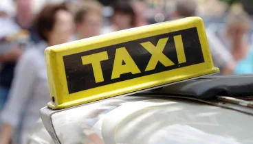 Senior taxi, službu pro lidi nad 75 let a handicapované, obstarají elektromobily