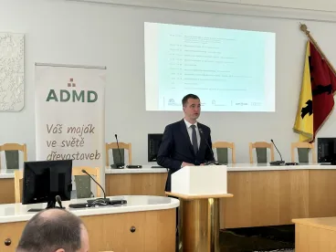 Ministr Vlček: Moderní dřevostavby mají v Česku zelenou