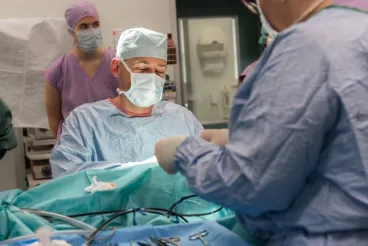 Lékaři FN Brno poprvé v České republice zavedli kochleární implantát pomocí robotického ramene