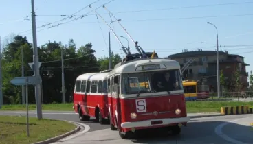 Prvomájovou atmosféru i den osvobození dokreslí historické vozy MHD