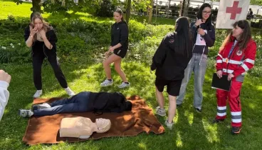 Školáci si vyzkoušeli na figurantech předlékařskou první pomoc